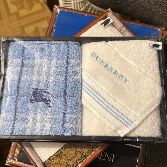 Burberry hand towel - Picture 1 of 1